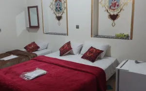 اقامتگاه سنتی ملک تاج شیراز - اتاق 3 تخته (1 تخت 2 نفره 1 تخت 1 نفره)