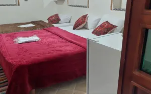 اقامتگاه سنتی ملک تاج شیراز - اتاق 3 تخته (1 تخت 2 نفره 1 تخت 1 نفره)