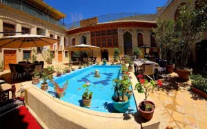 اقامتگاه سنتی عمارت جهانشاهی شیراز - نمای محوطه