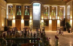 اقامتگاه سنتی عمارت جهانشاهی شیراز - نمای محوطه 