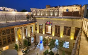 اقامتگاه سنتی عمارت جهانشاهی شیراز - نمای محوطه