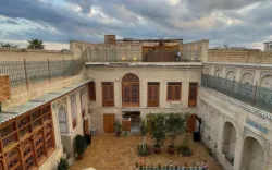 اقامتگاه سنتی عمارت جهانشاهی شیراز - نمای محوطه
