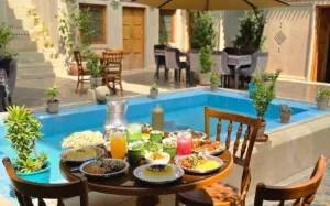 اقامتگاه سنتی عمارت جهانشاهی شیراز - نمای محوطه