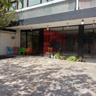 مهمانپذیر ترنج تهران - نمای بیرونی