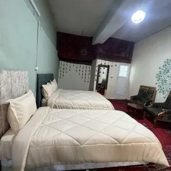 مهمانپذیر فونیکس شیراز - اتاق 3 تخته (1 تخت 2 نفره 1 تخت 1 نفره)