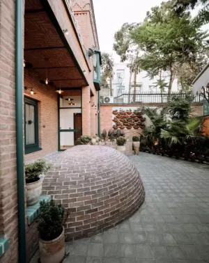 اقامتگاه سنتی عمارت 85 تهران - نمای محوطه