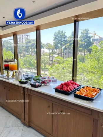 هتل الغدیر مشهد - رستوران (میز سلف میوه و انواع نوشیدنی)