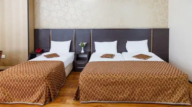 هتل بابا طاهر تهران - اتاق 3 تخته (1 تخت 2 نفره و 1 تخت 1 نفره)