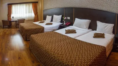 هتل بابا طاهر تهران - اتاق 4 تخته (2 تخت 2 نفره)