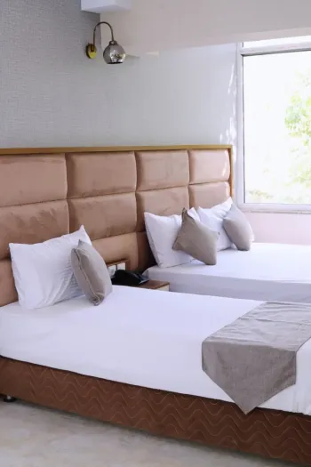 هتل پارادایس تهران - اتاق 3 تخته (1 تخت 2 نفره و 1 تخت 1 نفره)