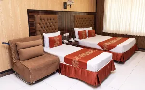 هتل حافظ تهران - اتاق 3 تخته (1 تخت 2 نفره و 1 تخت 1 نفره)