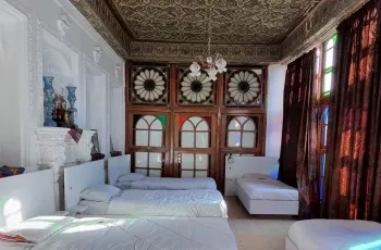 اقامتگاه سنتی گل طاها شیراز - اتاق 5 تخته (5 تخت 1 نفره)
