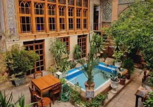اقامتگاه سنتی گل طاها شیراز - نمای محوطه