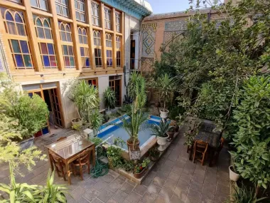 اقامتگاه سنتی گل طاها شیراز - نمای محوطه