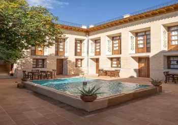 اقامتگاه سنتی روزبهان شیراز - نمای محوطه