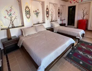 اقامتگاه سنتی روزبهان شیراز - اتاق 3 تخته (1 تخت 2 نفره 1 تخت 1 نفره)