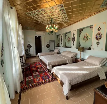 اقامتگاه سنتی روزبهان شیراز - اتاق 4 تخته (1 تخت 2 نفره 2 تخت 1 نفره)