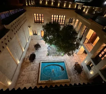 اقامتگاه سنتی روزبهان شیراز - نمای محوطه