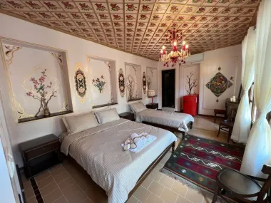 اقامتگاه سنتی روزبهان شیراز - اتاق 3 تخته (1 تخت 2 نفره 1 تخت 1 نفره)