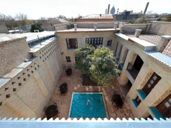 اقامتگاه سنتی روزبهان شیراز - نمای محوطه