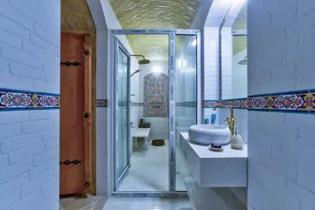 بوتیک هتل خانه زیبا شیراز - سرویس بهداشتی و حمام