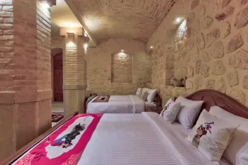 بوتیک هتل خانه زیبا شیراز - اتاق 4 تخته (2 تخت 2 نفره)