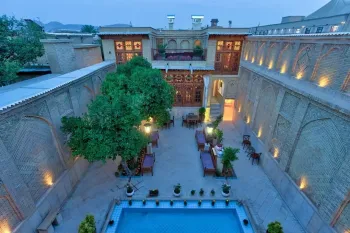 بوتیک هتل خانه زیبا شیراز - نمای محوطه