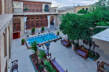 بوتیک هتل خانه زیبا شیراز - نمای محوطه
