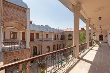هتل بوتیک عمارت ملوکانه تهران - نمای محوطه