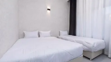 هتل پیروز تهران - اتاق 3 تخته (1 تخت 2 نفره و 1 تخت 1 نفره)