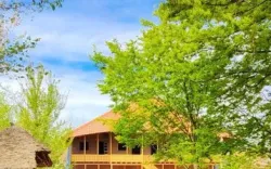 اقامتگاه بومگردی تلارخانه بردبار رشت - نمای بیرونی