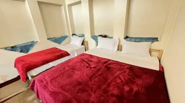 اقامتگاه بومگردی بازار اصفهان - اتاق 3 تخته (1 تخت 2 نفره 1 تخت 1 نفره)