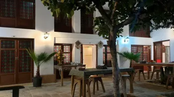 اقامتگاه بومگردی طاها اصفهان - نمای محوطه