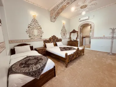 اقامتگاه بومگردی ماهور اصفهان - اتاق 3 تخته (1 تخت 2 نفره 1 تخت 1 نفره)