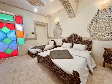 اقامتگاه بومگردی ماهور اصفهان - اتاق 3 تخته (1 تخت 2 نفره 1 تخت 1 نفره)