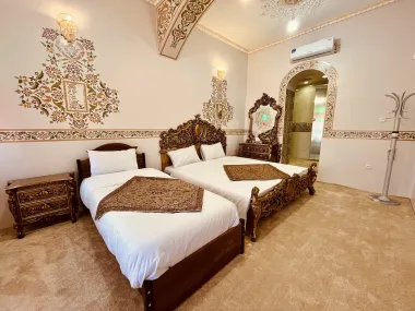 اقامتگاه بومگردی ماهور اصفهان - اتاق 3 تخته (1 تخت 2 نفره 1 تخت 1 نفره)