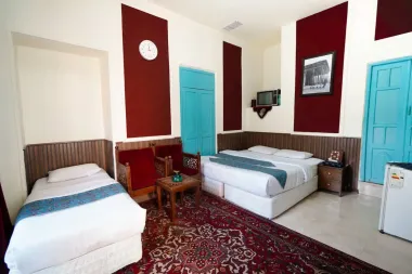 افامتگاه بومگردی هاتف اصفهان - اتاق 3 تخته (1 تخت 2 نفره 1 تخت 1 نفره)