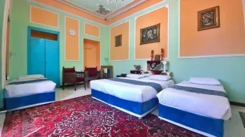 افامتگاه بومگردی هاتف اصفهان - اتاق 4 تخته (1 تخت 2 نفره 2 تخت 1 نفره)