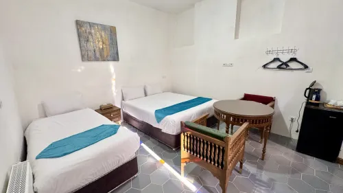 اقامتگاه سنتی خانه صدیق اصفهان - اتاق 3 تخته (1 تخت 2 نفره 1 تخت 1 نفره)