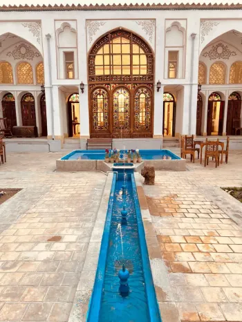 اقامتگاه ستی زرتاج اصفهان - نمای محوطه