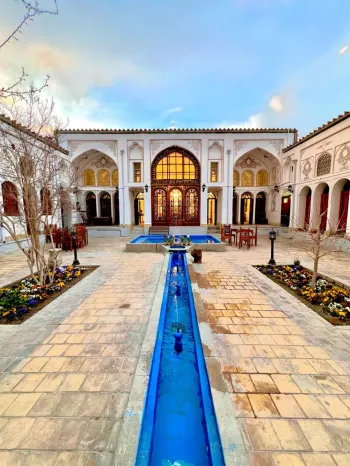 اقامتگاه ستی زرتاج اصفهان - نمای محوطه