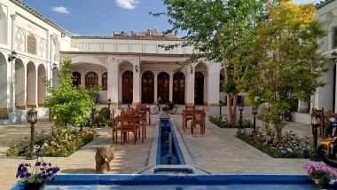 اقامتگاه ستی زرتاج اصفهان - نمای محوطه