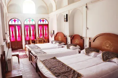 اقامتگاه ستی زرتاج اصفهان - اتاق 5 تخته (2 تخت 2 نفره 1 تخت 1 نفره)