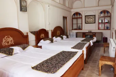 اقامتگاه ستی زرتاج اصفهان - اتاق 5 تخته (2 تخت 2 نفره 1 تخت 1 نفره)