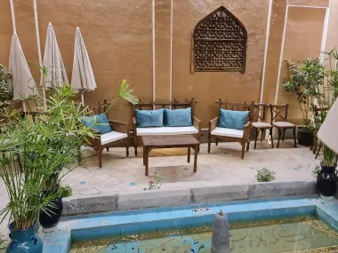 اقامتگاه سنتی عمارت طاووسیه اصفهان - نمای محوطه