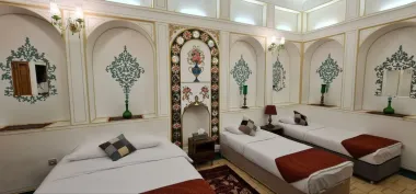 اقامتگاه سنتی عمارت طاووسیه اصفهان - اتاق 4 تخته (1 تخت 2 نفره 2 تخت 1 نفره)