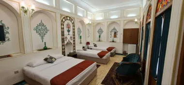 اقامتگاه سنتی عمارت طاووسیه اصفهان - اتاق 4 تخته (1 تخت 2 نفره 2 تخت 1 نفره)