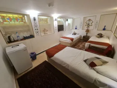 اقامتگاه سنتی عمارت طاووسیه اصفهان - اتاق 3 تخته (3 تخت 1 نفره)