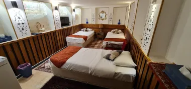 اقامتگاه سنتی عمارت طاووسیه اصفهان - اتاق 3 تخته (3 تخت 1 نفره)