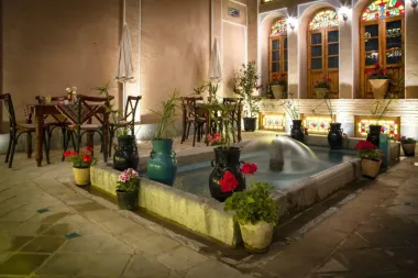 اقامتگاه سنتی عمارت طاووسیه اصفهان - نمای محوطه